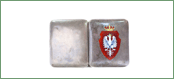 Papierośnica srebrna z malowanym herbem (awers)<br/>
<br/>
„Papierosy nosi oficer w polu w papierośnicy skórzanej – w garnizonie zaś w srebrnej. Papierosy dobrych gatunków można nosić w oryginalnych pudełkach, w których są sprzedawane” [„Oficer”, Warszawa 1931, s. 18]

