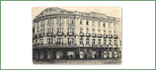 Pomysł wybudowania Hotelu 'Ritz' w Białymstoku zrodził się wśród przedstawicieli finansjery rosyjskiej i francuskiej. Budynek zbudowany został w latach 1912 - 1913 przy pomocy Petersbursko - Tulskiego Banku Ziemskiego. Uroczyste otwarcie hotelu nastąpiło 1 lipca 1913 roku, a w krótkim czasie budynek stał się jedną z najbardziej reprezentacyjnych budowli przedwojennego Białegostoku. „Ritz” mieścił się w samym centrum miasta, na rogu ulic Niemieckiej i Instytuckiej (w czasach carskich, późniejszy adres to: Kilińskiego 2; obecnie to miejsce pomiędzy Pałacem Branickich, a Pałacykiem Gościnnym przy ul. Kilińskiego).
