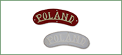 Oznaka rozpoznawcza „Poland”<br/>
Wymiary: 6 x 1,8 cm<br/>
<br/>
Oznaka wzorowana była na naszywkach rozpoznawczych brytyjskich wojsk kolonialnych i dominialnych. Była też jedyną, w której nie przestrzegano ustalonych norm, mimo iż wielokrotnie zwracano na to uwagę. Naszywki wykonywane były z różnych materiałów (także z plastiku), malowane i naklejane. Oznakę noszono na obydwu rękawach kurtki mundurowej i płaszcza, 1,5 cm poniżej szwu naramiennego.
