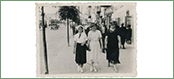 Fotografia spacerowa autorstwa Józefa Neuhüttlera (Foto-Film, Białystok, Rynek Kościuszki 26). Zdjęcie z dnia 15 lipca 1935 r.
