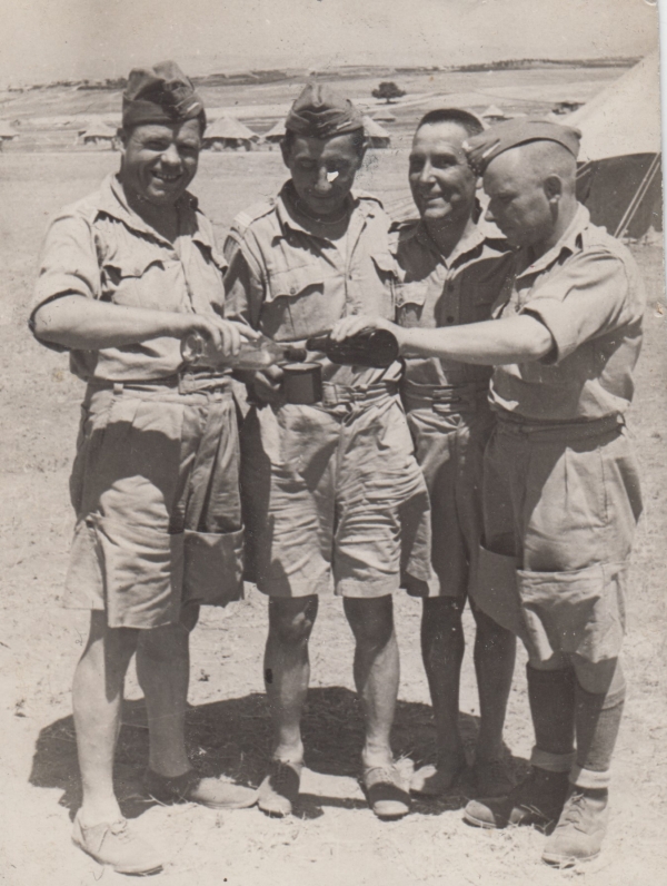 Żołnierze 1. Pułku Ułanów Krechowieckich spożywają alkohol, II wojna światowa (MWB/D/2258)