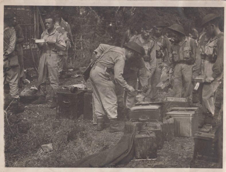 Wydawanie posiłku z termosów żołnierzom 2. Korpusu Polskiego w czasie walk we Włoszech, II wojna światowa (MWB/D/4587)