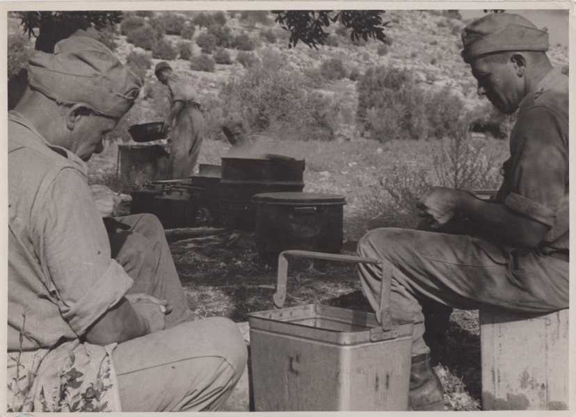Przygotowanie posiłku przez żołnierzy Armii Polskiej na Wschodzie, II wojna światowa (MWB/D/5174)