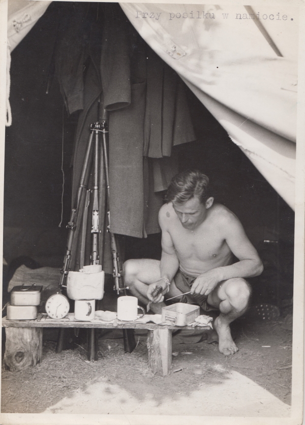 Posiłek w namiocie, II wojna światowa (MWB/D/1502)
