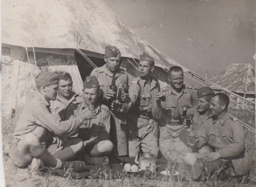 Żołnierze 1. Pułku Ułanów Krechowieckich spożywają wspólny posiłek przed namiotem, II wojna światowa (MWB/D/2257)