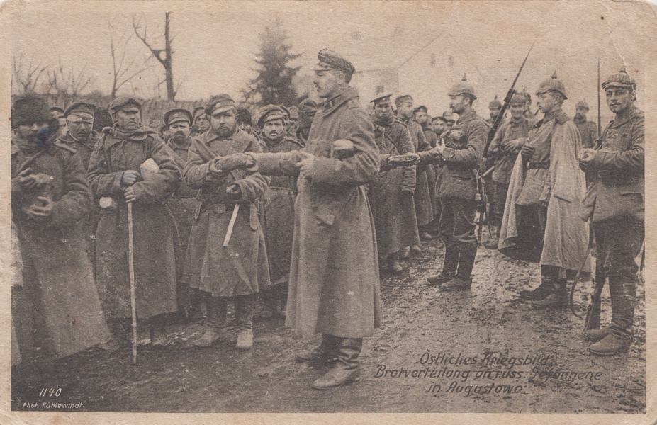 Wydawanie chleba rosyjskim jeńcom, Augustowo 1915 r. (MWB/D/52)