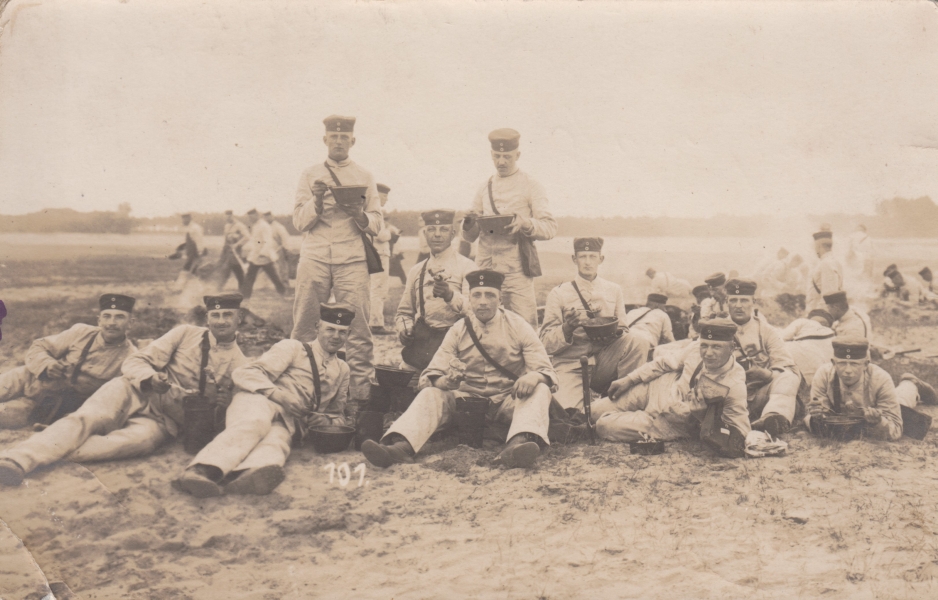 Żołnierze niemieccy podczas posiłku w przerwie między ćwiczeniami. Jedzenie jest spożywane z misek i menażek (najprawdopodobniej M 1887), pocz. XX w. (MWB/D/2503)
