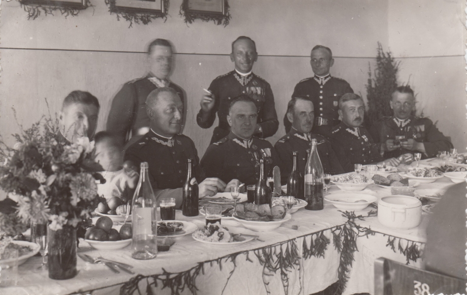 Oficerowie przy wspólnym stole podczas uroczystości, Brześć lata 20. – 30. XX w. (MWB/D/3429)