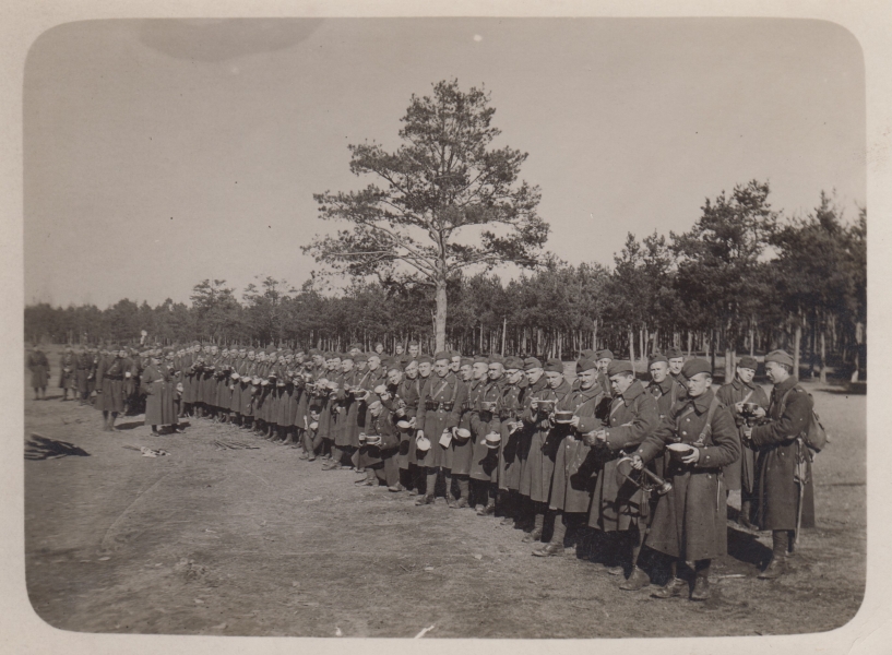 Stojący w dwuszeregu żołnierze trzymają w rękach kociołki wz. 22, lata 20. XX w. (MWB/D/3467)