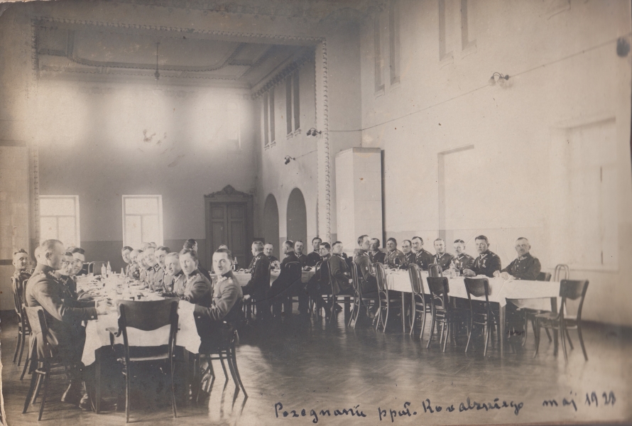 Pożegnanie ppłk. Rozwadowskiego odbywające się w kantynie oficerskiej, Białystok 1928 r. (MWB/D/3534)