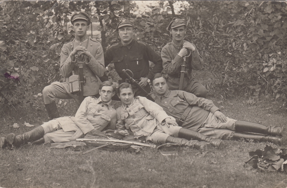 Żołnierze 10. Pułku Ułanów Litewskich w czasie przerwy. Pierwszy od lewej ma zawieszoną brytyjską manierkę Mark VI w skórzanym noszaku, lata 20. XX w. (MWB/D/1163)