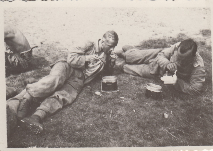 Polscy żołnierze spożywający posiłek w przerwie między ćwiczeniami. Obaj posiadają menażki wz. 23 lub 23/31, lata 30. XX w. (MWB/D/3129)