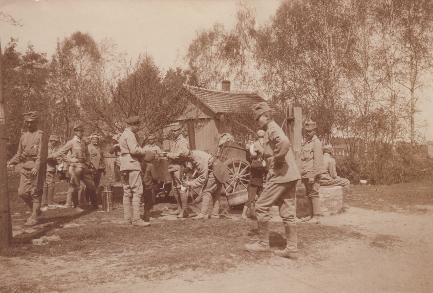 Wydawanie posiłków z austro-węgierskiej kuchni polowej M. 09, I wojna światowa (MWB/D/3188/25)