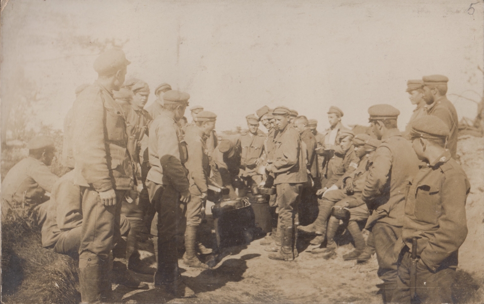 Legioniści podczas wydawania posiłku z kotłów wyjętych z austro-węgierskiej kuchni polowej M. 09 (obrotowej). Żołnierze w rękach trzymają menażki M 1912, I wojna światowa (MWB/D/3428)