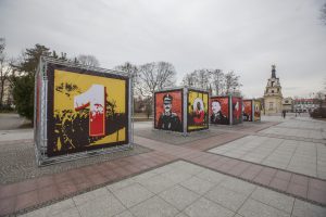 Wystawa plenerowa w formie czterech sześciokątnych kubików. Frontowe panele układają się w datę 1919.