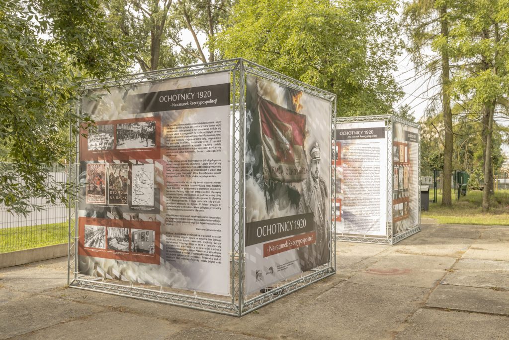 Fotografia przedstawia dwie sześciokątne ekspozytory, na których umieszczone są plansze wystawowe.