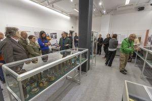 Ludzie oglądają wystawę