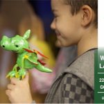 Baner. Fotografia przedstawia chłopca trzymającego pacynkę przedstawiającą smoka.