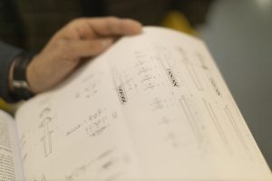 Strona z publikacji przedstawiająca schemat techniczny miecza średniowiecznego