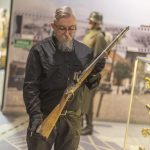 Mężczyzna trzyma Karabin Wanzla