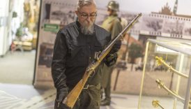 Mężczyzna trzyma Karabin Wanzla