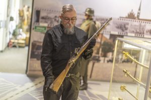 Mężczyzna trzyma Karabin Wanzla