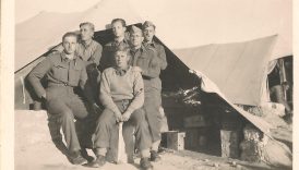 Czarno białe zdjęcie z żołnierzami