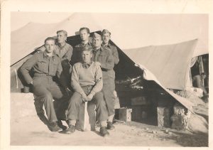 Czarno białe zdjęcie z żołnierzami