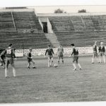 Czarno białe zdjęcie przedstawiające piłkarzy podczas gry