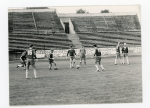 Czarno białe zdjęcie przedstawiające piłkarzy podczas gry