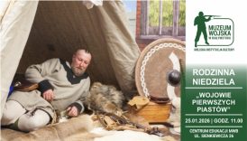 Na banerze wiking leży w namiocie otoczony replikami uzbrojenia