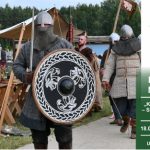 Na banerze wiking w hełmie, z tarczą i mieczem