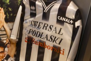 Na zdjęciu koszulka piłkarska Jagiellonii Białystok z sezonu 2002-2003