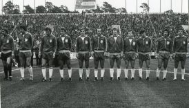 Czarno-białe zdjęcie przedstawiające zawodników reprezentacji Polski w piłce nożnej na stadionie w Białymstoku. Zdjęcie z roku 1979