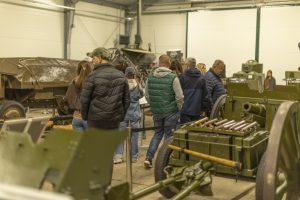 Zwiedzający w Parku Militarnym