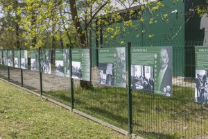 Tablice z wystawą "Zamach Majowy 1926 r." zawieszone na płocie przy Parku Militarnym