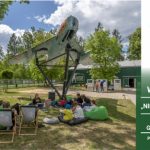 Baner. Fotografia przedstawia grupę ludzi podczas warsztatów, siedzących pod samolotem LIM-5