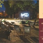 Na zdjęciu ludzie oglądający wieczorem kino plenerowe w Parku Militarnym