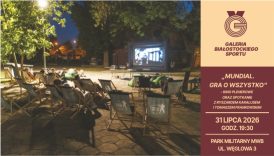 Na zdjęciu ludzie oglądający wieczorem kino plenerowe w Parku Militarnym