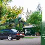 na zdjęciu klasyczny Mercedes pod samolotem LIM-5 w Parku Militarnym