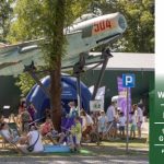 Na zdjęciu grupa ludzi podczas zajęć pod samolotem LIM-5