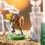 Na banerze figurka pomalowana podczas warsztatów
