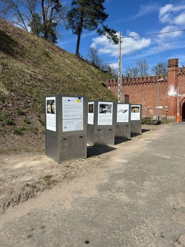 Kubiki wystawiennicze stojące na terenie Twierdzy Boyen.