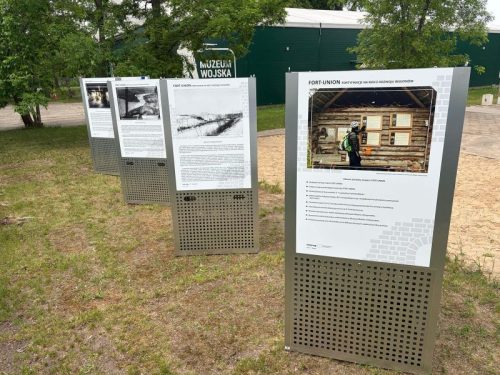 Kubiki wystawiennicze stojące na terenie Parku Militarnego.