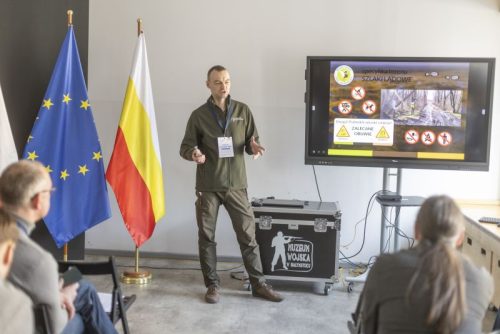 Mężczyzna prezentujący treści na monitorze. 