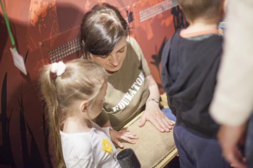 Dziecko i kobieta dotykają panelu sensorycznego