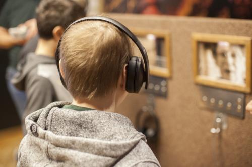 Dziecko z założonymi na uszy słuchawkami
