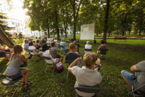 Ludzie oglądający film na świeżym powietrzu
