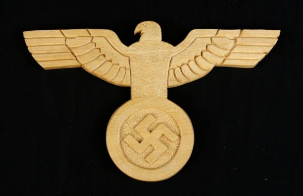 Rzeźbiony niemiecki orzeł ze swastyką