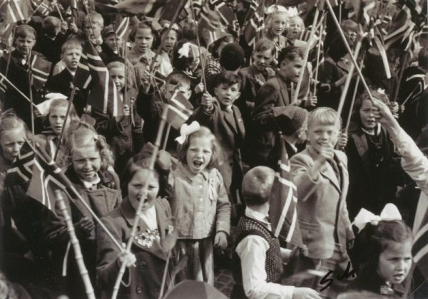 Norweskie dzieci świętujące koniec wojny